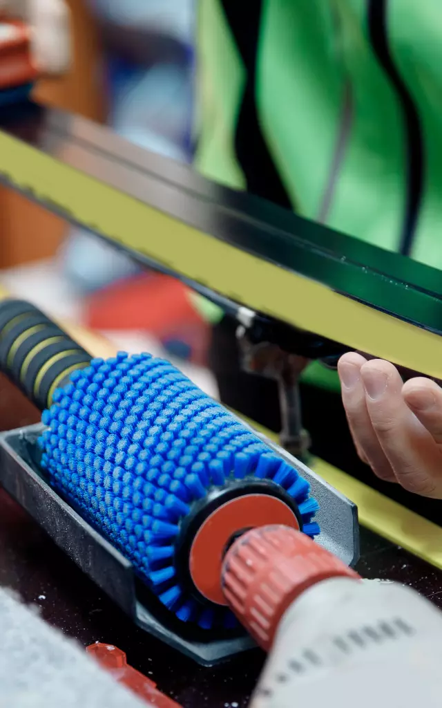 Process prepares sliding surface of cross-country skis for winter sports competitions, remove wax.