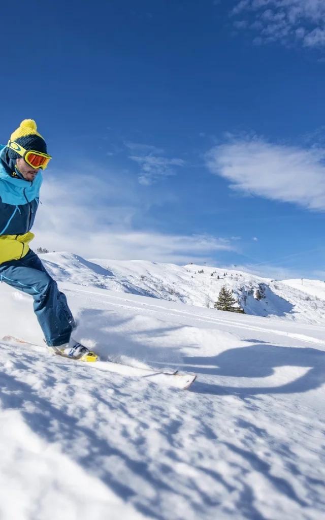 Ski Alpin. Skieur qui dévale les pistes des Saisies