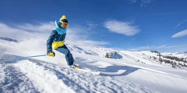 Ski Alpin. Skieur qui dévale les pistes des Saisies